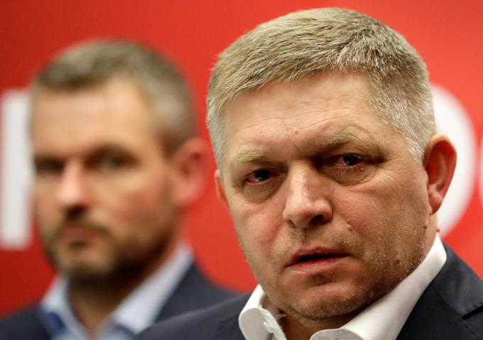 Robert Fico, ta je bil pred žametno revolucijo član Komunistične partije Češkoslovaške, je bil slovaški premier že v letih 2006–2010 in 2012–2018. Ko je leta 2018 odstopil, je še vedno ostal na čelu stranke, premier pa je postal njegov strankarski kolega Peter Pellegrini (levo). Po volitvah leta 2020, ko je Smer doživela poraz, je Pellegrini želel prevzeti stranko, a mu to ni uspelo, zato je ustanovil lastno stranko Glas. | Foto: Reuters