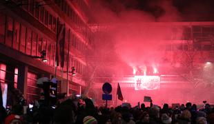 Na tisoče protestnikov v Srbiji spet protestiralo proti Vučiću