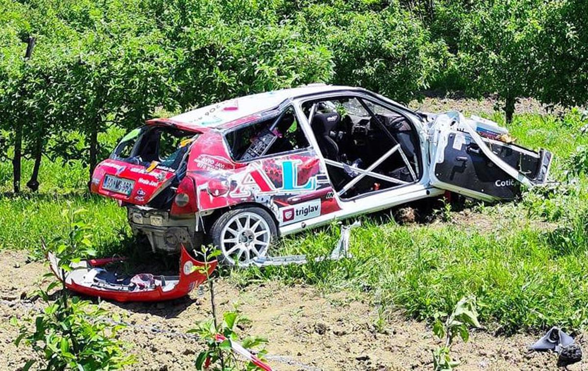 Reli Vipavska dolina | Razbit dirkalnik posadke Kresnik-Cotič na reliju Vipavska dolina. | Foto osebni arhiv