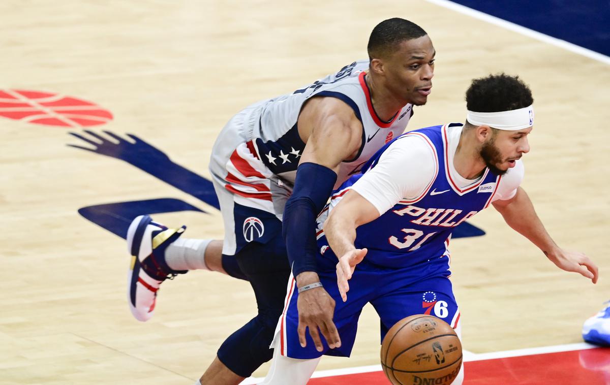 Russell Westbrook | Košarkarji Washingtona so se z zmago nad Philadelphio (122:114) vsaj za zdaj rešili pred izpadom iz končnice. Russell Westbrook je dosegel še 12. trojni dvojček v končnici in na večni lestvici v tej prvini napredoval na tretje mesto.  | Foto Guliverimage