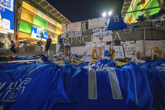 Navijači Dallas Mavs Protest | Nezadovoljni navijači Dallasa so v nedeljo, ko so izvedeli za šokantno menjavo, tako "okrasili" prostor pod spomenikom Dirka Nowitzkega pred dvorano American Airlines Center. | Foto Reuters