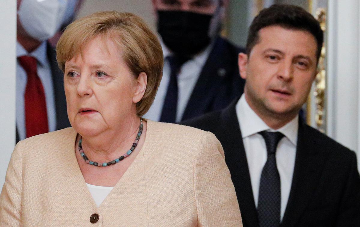 Angela Merkel, Volodimir Zelenski | "Na ta projekt gledamo izključno skozi prizmo varnosti in ga obravnavamo kot nevarno geopolitično orožje Kremlja," je glede Severnega toka 2 opomnil Volodimir Zelenski na skupni novinarski konferenci z nemško kanclerko Angelo Merkel, sicer zagovornico plinovoda, ki pa mu ostro nasprotujejo ruske sosede Ukrajina, Poljska in baltske države. | Foto Reuters