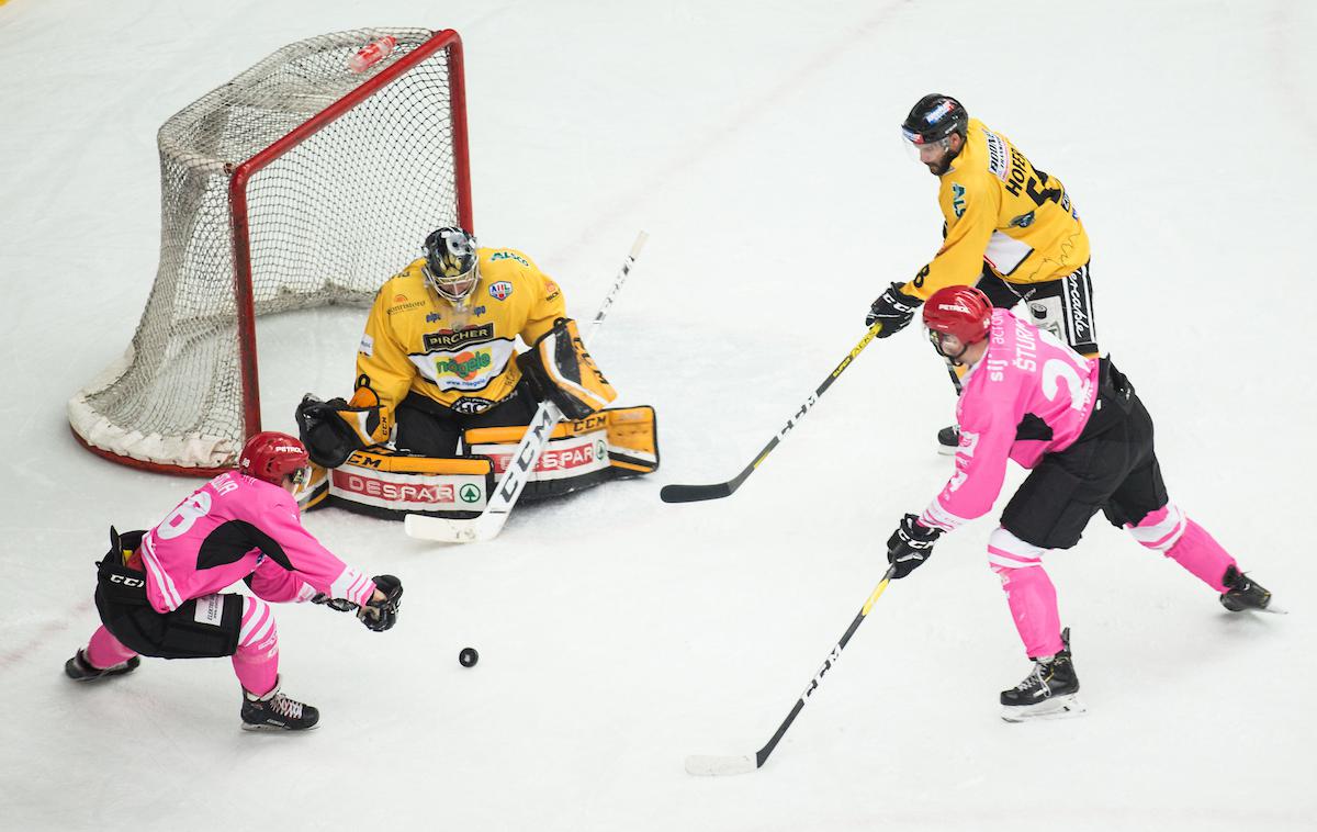 HDD Sij Acroni Jesenice - HC Pustertal - Aplska liga | Hokejisti Jesenic so se proti podprvaku Pustertalu dobro držali do 57 minute, ko je na semaforju pisalo 1:1, na koncu pa izgubili z 1:4. Železarji vse oktobrske tekme v znak ozaveščanja o raku na dojkah igrajo v posebnih rožnatih dresih, na katerih je namesto logotipa rožnata pentlja.  | Foto Peter Podobnik/Sportida