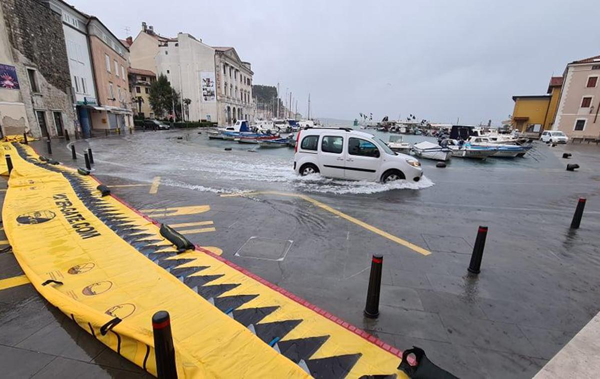 Piran poplave | V Piranu se je dvignila gladina morja, tako že poplavlja nižje ležeče dele obale. | Foto Mestna občina Piran