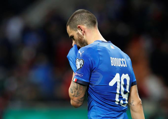 Steber italijanske obrambe Leonardo Bonucci je prvi izmed številnih zvezdnikov, ki so po polomu v evropskih dodatnih kvalifikacijah proti Švedski ostali brez nastopa v Rusiji. To se je azzurrom zgodilo prvič po letu 1958, zato je razočaranje celotne Italije neizmerno. Eden najboljših branilcev na svetu je pred to sezono iz Juventusa prestopil k rivalu AC Milanu in zdaj na nogometni tržnici stane 40 milijonov evrov. | Foto: Reuters