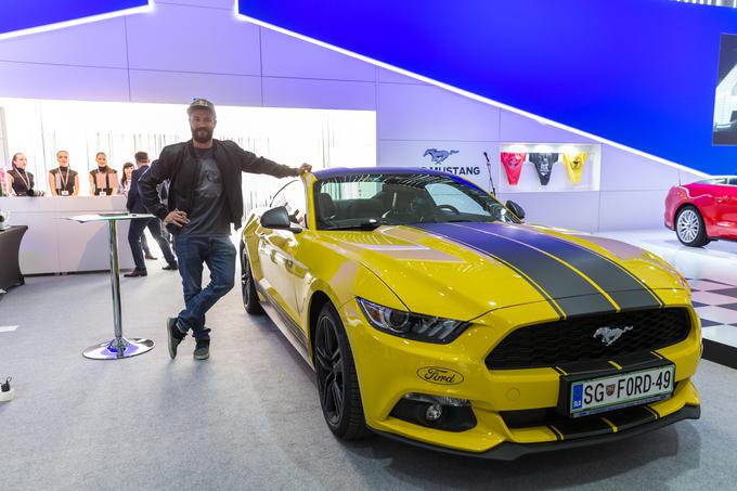 Gosti salona so bili tudi znani Slovenci, na primer Filip Flisar ob kultnemu fordu mustangu. | Foto: Gospodarsko razstavišče