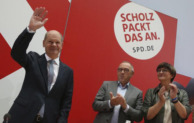 Olaf Scholz je bil v mladih letih levičarsko usmerjen, potem pa se je pomaknil proti sredini. Privrženci levega krila stranke (med njimi sta tudi sopredsednika SPD Norbert Walter-Borjans in Saskia Esken) ga na marajo preveč, a so ga kot privlačno "vabo" za bolj zmerne volivce podprli pri njegovi kanclerski kandidaturi. Na fotografiji: v ospredju Scholz, v ozadju Walter-Borjans in Esknova. | Foto: Guliverimage/Vladimir Fedorenko