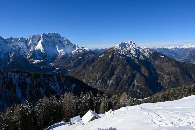 Pogled proti zahodu. Levo je Montaž, desno pa Poldašnja špica. Na oba vodita zahtevni pešpoti. | Foto: Matej Podgoršek