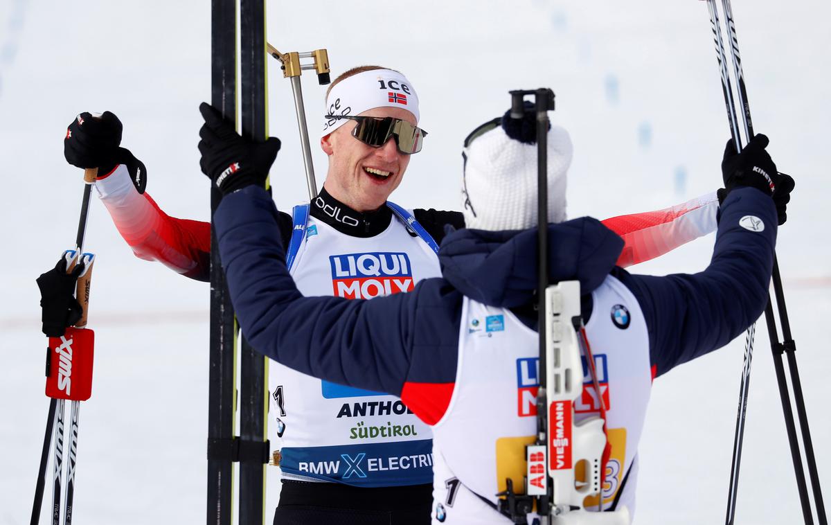 Tarjei Boe Johannes Thingnes Boe | Na zmagovalnem odru sta končala oba brata Boe, a tokrat je slavil Tarjei, Johannes Thingnes pa je zasedel tretje mesto. | Foto Reuters