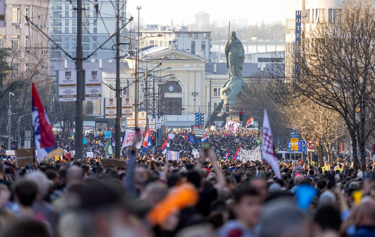 Beograd, protesti | Danes so v Beogradu in drugih srbskih mestih vnovič potekali množični protesti. Množica se je s 15-minutnim molkom poklonila 15 žrtvam zrušitve nadstrešnice na železniški postaji v Novem Sadu.  | Foto Reuters