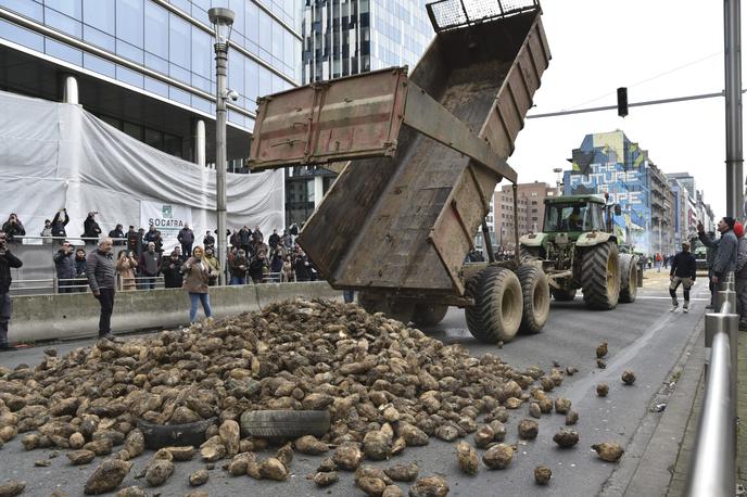 kmečki protest v Bruslju | Bruselj bo moral ponovno uvesti carine, če bo uvoz žita, perutnine, jajc, sladkorja, koruze in medu iz Ukrajine presegel povprečje uvoza v letih 2022 in 2023. | Foto Guliverimage