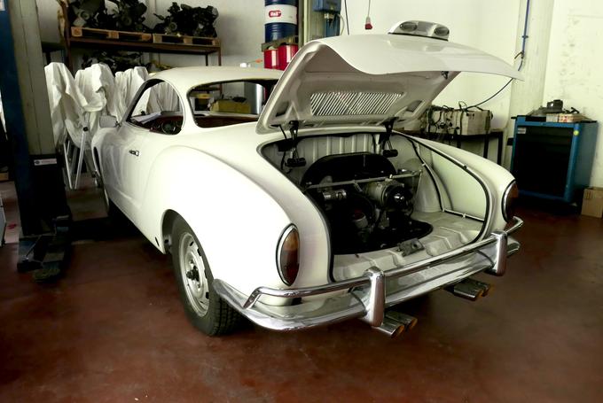 Volkswagen kharmann ghia iz leta 1969, ki prav tako še čaka na popolno obnovo. Šlo je za športni kupe, ki je združil volkswagen beetla z oblikovanjem Ghie, avtomobil pa so izdelali pri Kharmannu. Avtomobil je bil zelo priljubljen v ZDA. Skupno so jih izdelali več kot pol milijona. | Foto: 