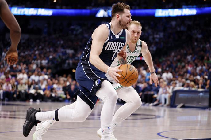 Luka Dončić | Luka Dončić je prispeval 29 točk k visoki zmagi Dallasa na četrti tekmi finalne serije lige NBA. Peta tekma bo v Bostonu. | Foto Reuters