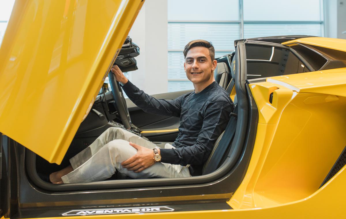 Lamborghini aventador Dybala | Njegov prvi avtomobil je bil seat leon, danes sedi v lamborghiniju aventadorju S roadsterju. | Foto Lamborghini