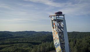 Velik SUV na vrh: to je najvišja plezalna stena na svetu #foto