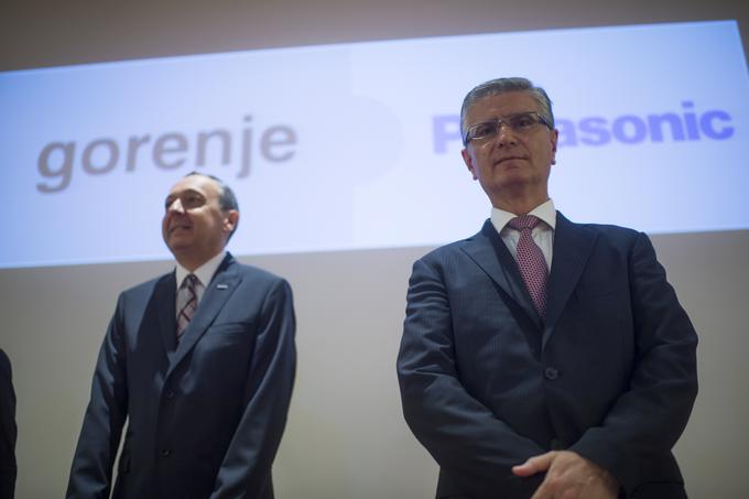 Panasonic je prvotni delež v Gorenju pridobil s sklenitvijo strateškega partnerstva v letu 2013, nato pa lastništvo še povečal konec leta 2015. Ob sklenitvi strateškega partnerstva z Gorenjem v 2013 se je Panasonic zavezal, da v obdobju petih let svojega deleža ne bo povečal nad 13 odstotki brez predhodnega pisnega soglasja Gorenjeve uprave in nadzornega sveta. Na sliki Panasonicov direktor za Evropo Laurent Abadie in Franjo Bobinac. | Foto: Matej Leskovšek