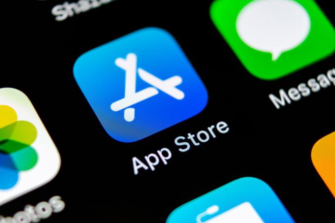 Trgovina z aplikacijami AppStore se morda celo premalo poudarja kot eden najpomembnejših izdelkov oziroma storitev v zgodovini podjetje Apple, saj je botrovala nastanku celotne industrije (razvoja aplikacij) in posledično vplivala na življenje tako rekoč vsakega Zemljana, ki ima dostop do pametnega telefona.  | Foto: Shutterstock