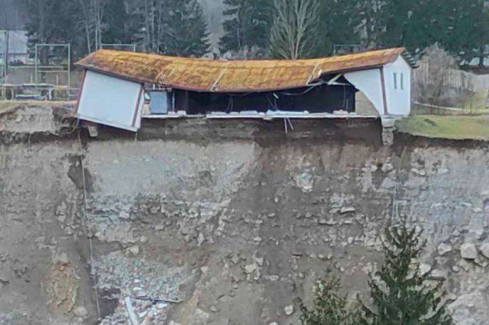 Vojašnica | Rušenje objekta so zaradi slabega vremena ustavili. | Foto Slovenska vojska/X