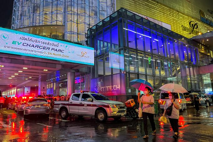 Videoposnetki, ki so kmalu po napadu zakrožili po družbenih omrežjih, so prikazovali množico ljudi, ki je bežala iz nakupovalnega središča Siam Paragon, enega od glavnih nakupovalnih središč tajske prestolnice, ki je priljubljeno tako med turisti kot domačini. | Foto: Reuters