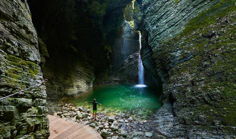 Pri slapu Kozjak na Kobariškem se je poškodoval otrok