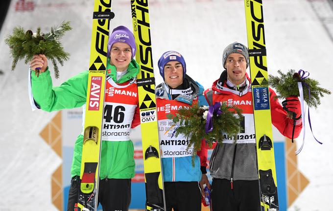 Družbo na zmagovalnem odru sta mu delala Nemec Andreas Wellinger in Poljak Piotr Zyla, ki je prijetno presenetil. | Foto: Getty Images