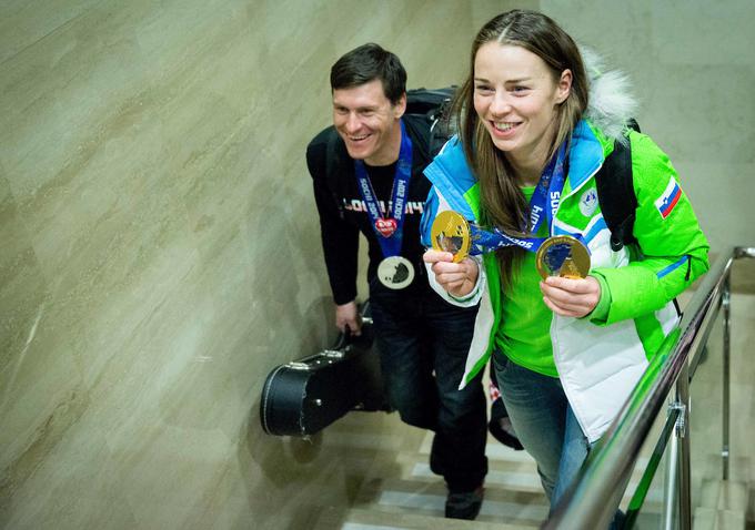 Osvojil je štiri olimpijske medalje (tri v kombinaciji in eno v slalomu), a ostal brez tako želenega zlata. Z olimpijskih iger v Sočiju, kjer je bil drugi v kombinaciji, je na zagrebško letališče pripotoval v družbi slovenske smučarske kraljice Tine Maze (in obvezne spremljevalke, kitare).  | Foto: Vid Ponikvar