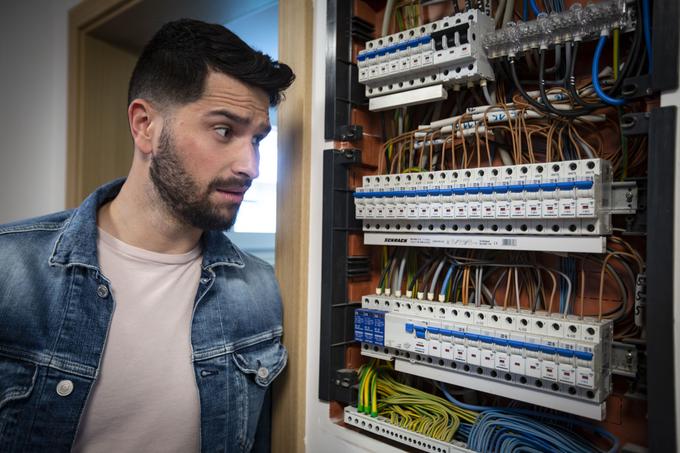 Cenejša elektrika je eden od glavnih razlogov pri odločitvi za sončno elektrarno. Tako si lahko znižamo vsaj ta strošek na mesečni položnici za električno energijo. | Foto: Bojan Puhek