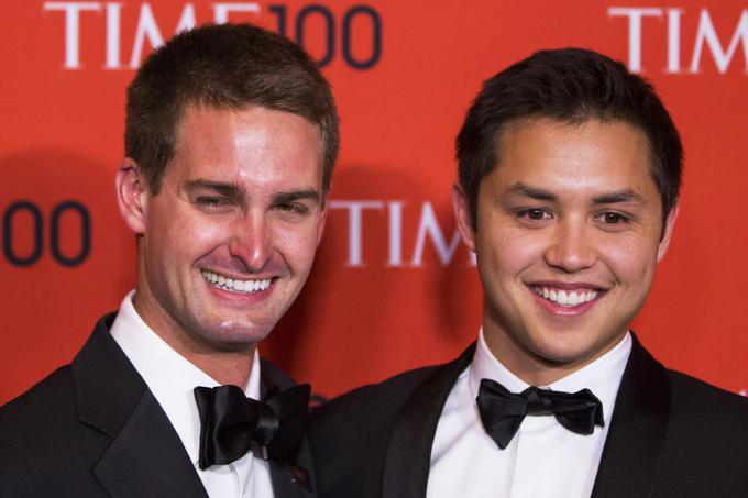 Evan Spiegel, Robert Murphy in Reggie Brown so aplikacijo Snapchat leta 2012 na univerzi Stanford ustvarili kot študijski projekt. Brown je druga dva pozneje sicer obtožil, da sta ga iztisnila iz projekta, ju leta 2014 tožil in dobil odškodnino. Koliko, ni znano. Zahteval je več kot 400 milijonov evrov, a toliko zagotovo ni dobil, je pred časom poročal Business Insider. Na fotografiji Spiegel in Murphy. | Foto: Reuters