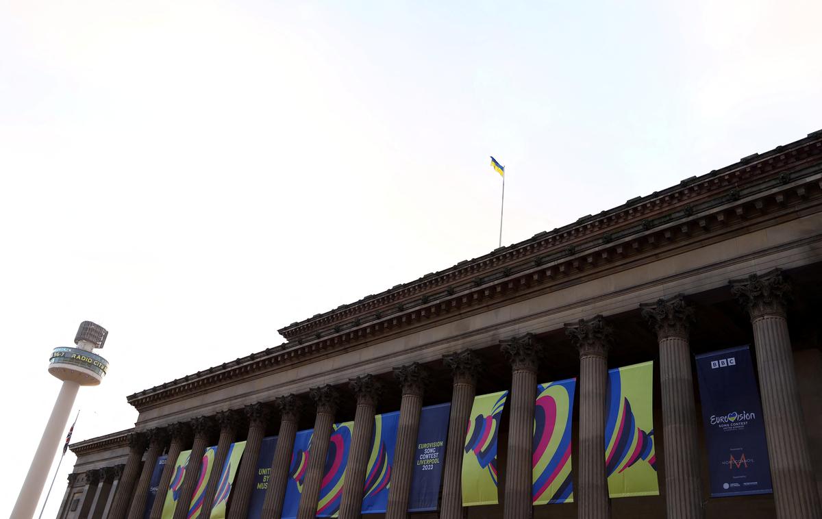 Evrovizija, St George's Hall, Liverpool | BBC je še sporočil, da je oder navdihnil "širok objem", ki daje vtis, da "odpira roke Ukrajini". | Foto Reuters