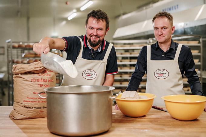 Kuharski mojster Marko Pavčnik (levo) in Boštjan Kos, vodja Pekarne SPAR (desno) | Foto: Spar