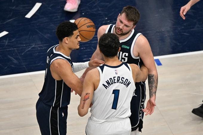 Luka Dončić je Andersonu jasno povedal, da je storil grob prekršek. | Foto: Reuters