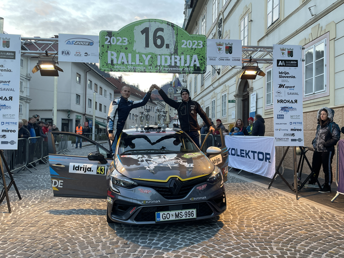 Nova odlična predstava Martina Čendaka in Jakoba Markežiča (renault clio rally5). | Foto: Gregor Pavšič