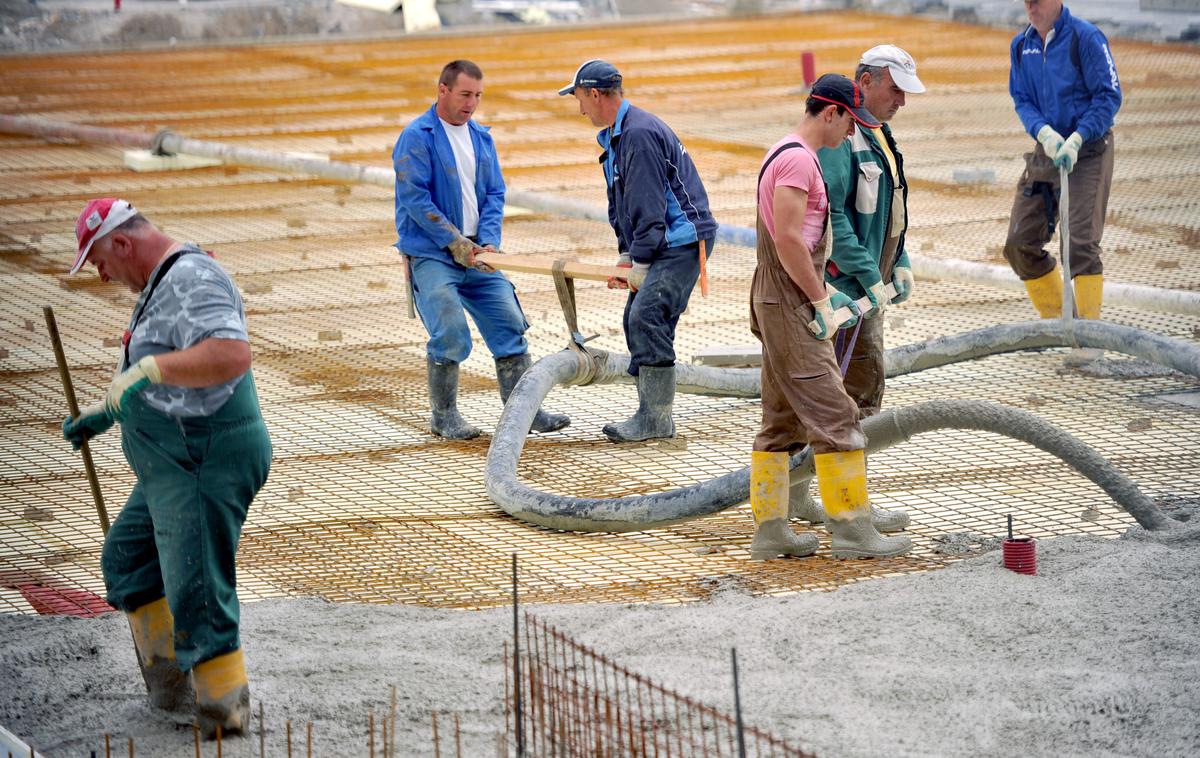 delavci, gradbeništvo | Po podatkih statističnega urada je z dohodkom, nižjim od praga revščine, lani živelo 52 tisoč takšnih, ki redno hodijo v službo. | Foto STA