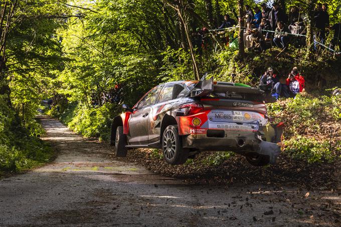 Thierry Neuville je zletel s ceste in zapravil zmago. | Foto: Guliverimage