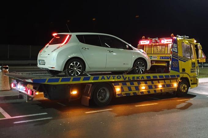 Malokrat se zgodi, da morajo vlečne službe peljati iztrošen električni avtomobil do najbližje polnilnice, tudi taki primeri pa niso povsem osamljeni. | Foto: Metka Prezelj