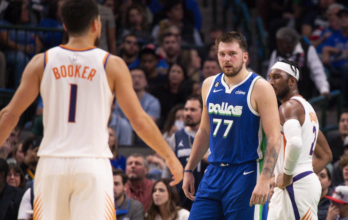 Luka Dončić | Luka Dončić je dal Devinu Bookerju vedeti, kdo je gospodar American Airlines Centra. | Foto Reuters