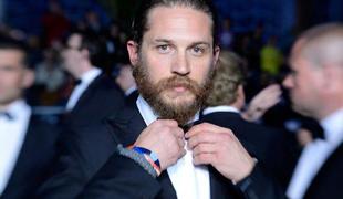 Mišičnjak Tom Hardy v novem filmu o Eltonu Johnu?