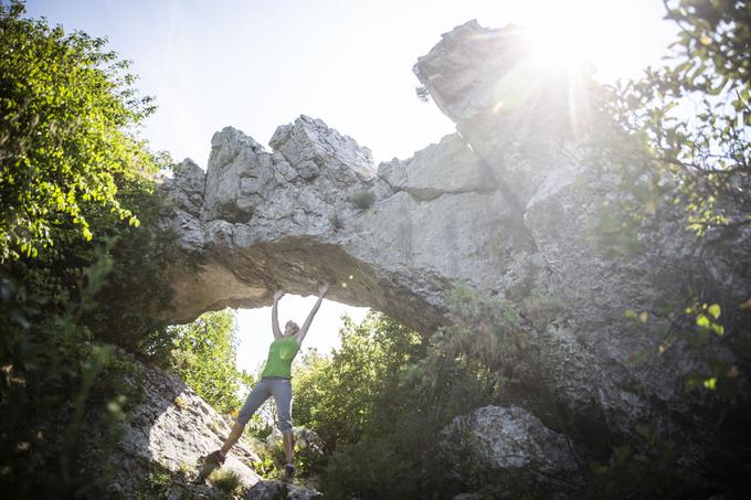 Na jugovzhodnem delu območja je naravni most. | Foto: Bojan Puhek