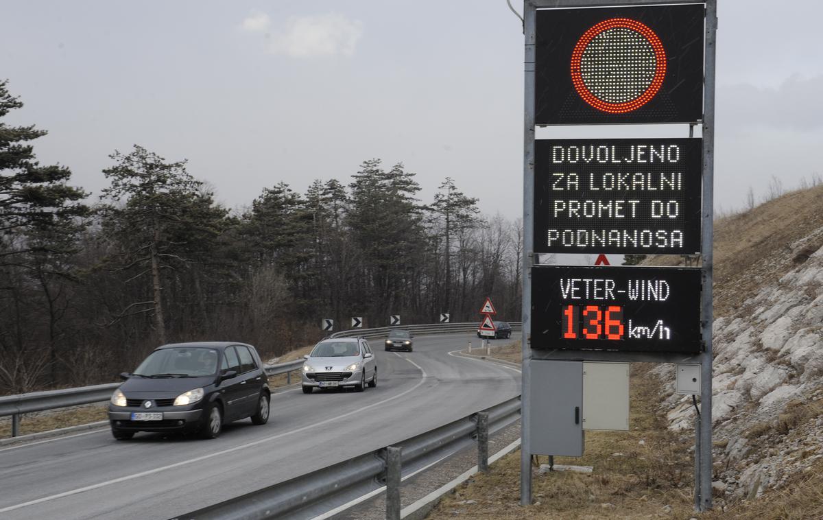 Burja, promet, ceste, zima, veter | Močno bo pihalo, napovedujejo. Sunki vetra lahko presežejo sto kilometrov na uro. | Foto Bor Slana