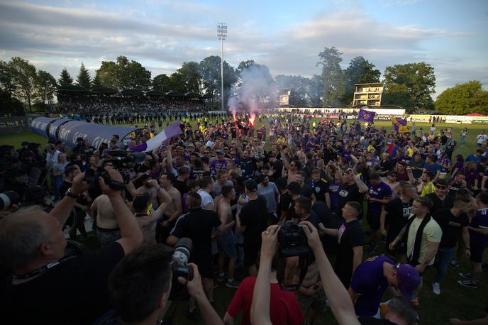 NK Maribor prvak 2022 | Navijači Maribora so v nedeljo preplavili zelenico v Murski Soboti in glasno skandirali "Mudri, ostani". Srbski napadalec ob tem ni mogel ostati ravnodušen. | Foto Blaž Weindorfer/Sportida