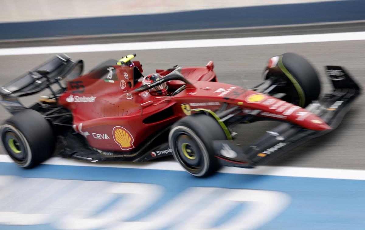 testiranja F1 Bahrajn | Carlos Saint ml. je bil v petek najhitrejši, a pravi, da Mercedes skriva pravo formo. | Foto Reuters