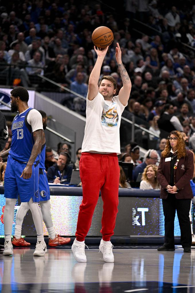 Luka Dončić tudi tokrat zaradi poškodbe ni igral, vseeno pa ostaja v formi. | Foto: Reuters