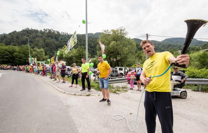 Primoževi sosedje so pripravili navijaško vzdušje, ki se ga ne bi branili niti na francoskem Touru. | Foto: Vid Ponikvar