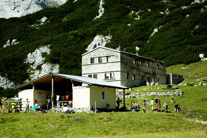 Kocbekov dom na Korošici je pred leti zaradi napake ene od obiskovalk povsem pogorel. Pri PD Celje Matica so v njegovi bližini postavili tri kontejnerje, ki služijo kot začasno zatočišče za planince (v njih je mogoče tudi prespati), za oskrbnika in kuhinjo. | Foto: Ana Kovač