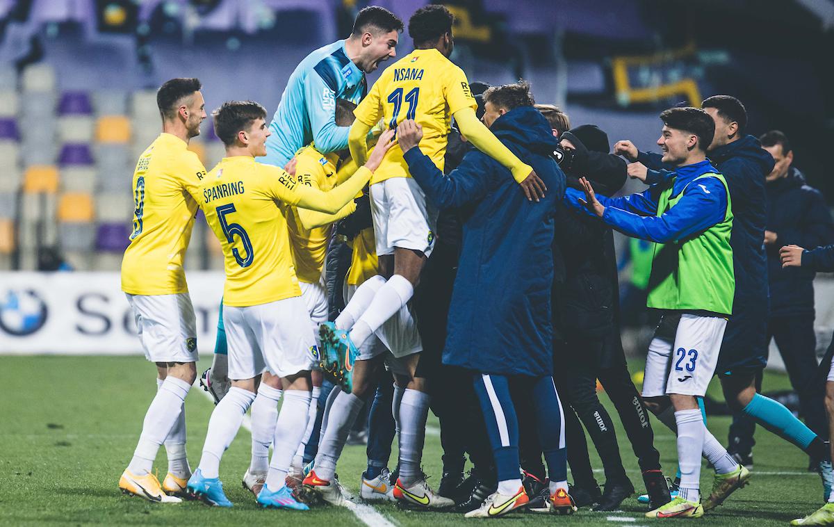 Maribor Bravo | Nogometaši Brava so uprizorili veliko senzacijo in v Ljudskem vrtu premagali vodilni Maribor. | Foto Grega Valančič/Sportida