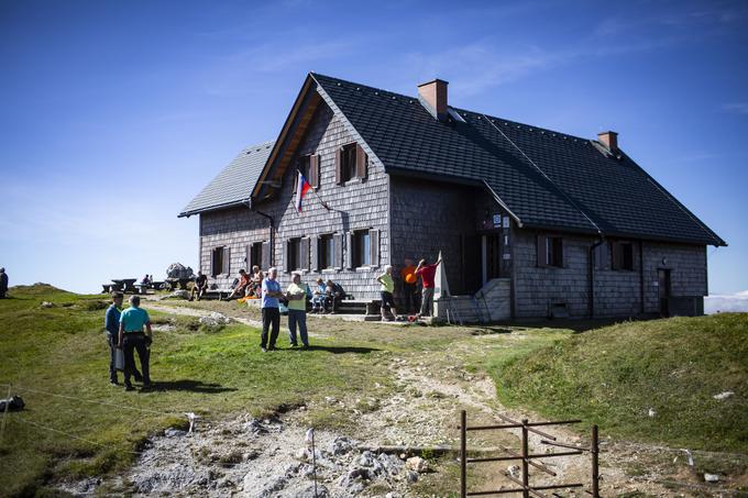 Tudi Krekova koča, skupaj z Mihovim domom na Vršiču zmagovalka izbora Naj planinska koča, je letos doživela energetsko obnovo – zamenjavo strehe, ki so jo delno financirali iz razpisa gospodarskega ministrstva za obnovo ali energetsko sanacijo planinskih koč. | Foto: Bojan Puhek