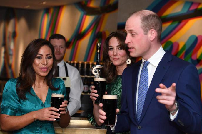 Kate in William Irska | Kraljevi par je na sprejemu v pivovarni Guinnessa sproščeno srkal pivo in kramljal s povabljenci. | Foto Getty Images