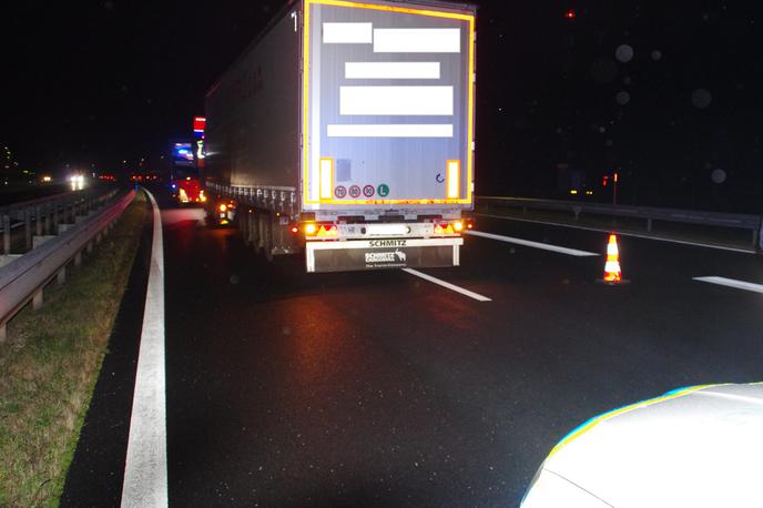 s | Kmalu so prihiteli tudi policisti in zavarovali kraj dogodka. | Foto policija