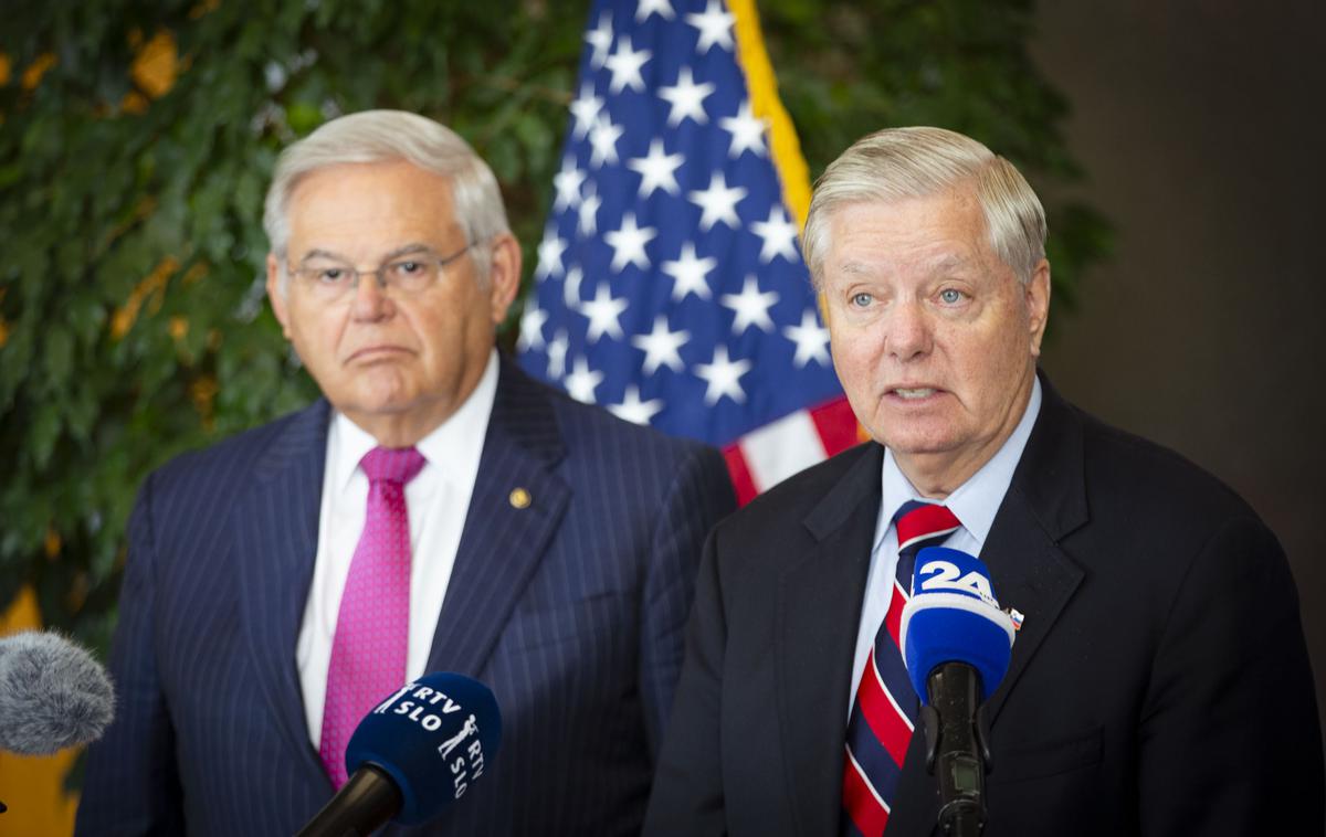 Ameriška senatorja Lindsey Graham in Bob Menendez | Ameriška senatorja Lindsey Graham (desno) in Robert Menendez (levo) sta izrazila sožalje v zvezi z uničujočimi poplavami, ki so Slovenijo prizadele v začetku avgusta, in napovedala, da bodo ZDA pomagale v obliki začasnih mostov. | Foto Bojan Puhek