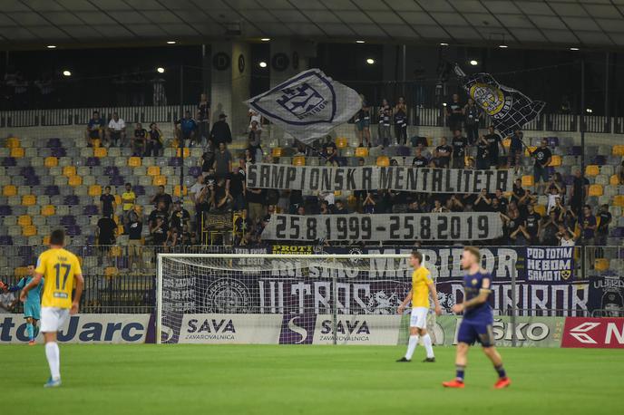 NK Maribor Navijači Viole | Razlogi za kazni so pri vseh podobni, povezani z navijači, prižiganjem bakel in žaljivim skandiranjem. | Foto Miloš Vujinović/Sportida